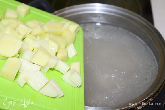 Дальше спустите нарезанный кубиками картофель, варите минут 10 — 15.