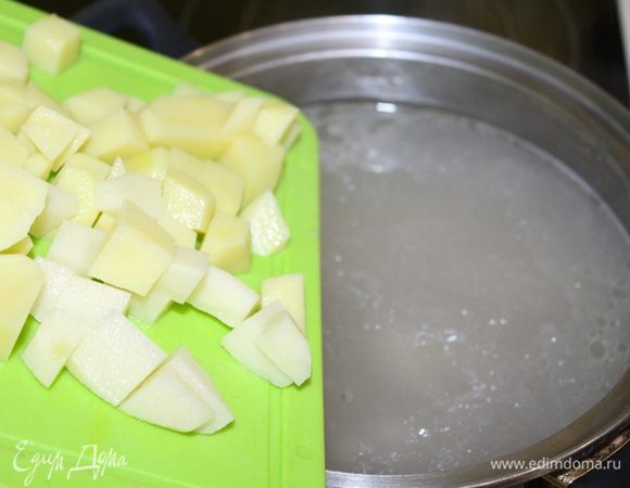 Дальше спустите нарезанный кубиками картофель, варите минут 10 — 15.
