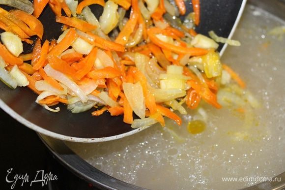 Обжарьте порезанную морковь, лук, сельдерей и чеснок и тоже спустите в бульон, поварите еще 10 минут