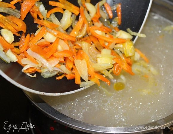 Обжарьте порезанную морковь, лук, сельдерей и чеснок и тоже спустите в бульон, поварите еще 10 минут