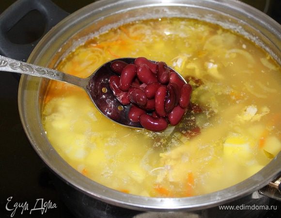 Добавьте в суп консервированную фасоль, посолите, поперчите и варите еще 5 минут.