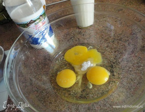 Яйца взбить с ванильным сахаром и солью.