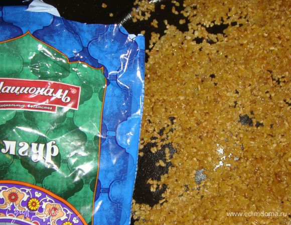 В сковороде нагреть 2 столовых ложки подсолнечного масла. Выложить булгур ТМ «Националь» и обжарить его 3 минуты. Влить воду и тушить под закрытой крышкой 10 минут.