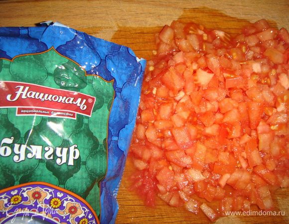 Крупный помидор окунуть в кипяток на несколько секунд, снять кожицу и нарезать мелкими кубиками.