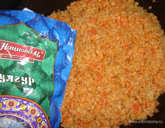 Выложить к булгуру, добавить томатную пасту, посолить по вкусу. Тушить 5 минут.