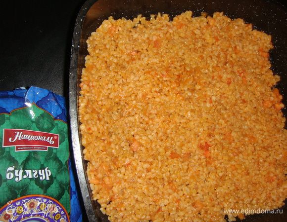 Форму для запекания смазать маслом. Выложить оставшийся булгур.