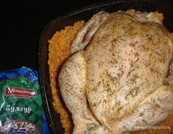 Запекать курицу в разогретой до 200°С духовке где-то 1,5 часа.  Надо чтобы курочка получилась зажаренной. Каждые пол часа поливать курицу и булгур водичкой, чтобы они были сочными.