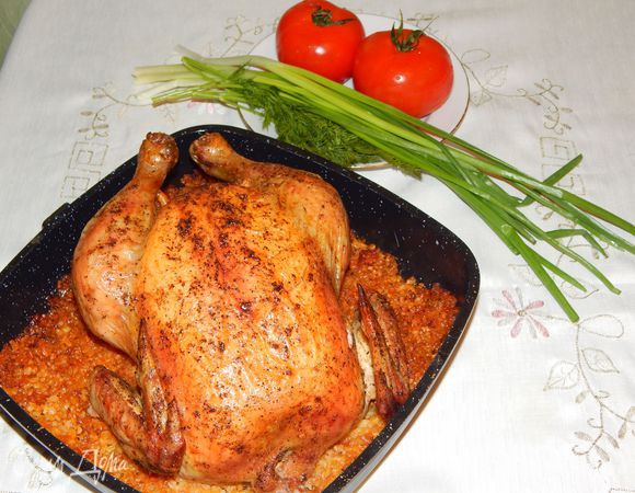 Ароматная курочка с булгуром и хрустящей корочкой готова. Приятного аппетита!