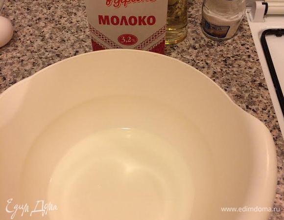 Мацони и воду слегка подогреть (я это делаю в микроволновке), добавить соль, сахар, соду, ванильный сахар и яйцо, хорошо взбить венчиком.