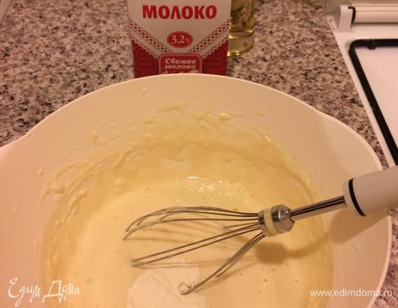 Начать постепенно добавлять муку, непрерывно взбивая венчиком.