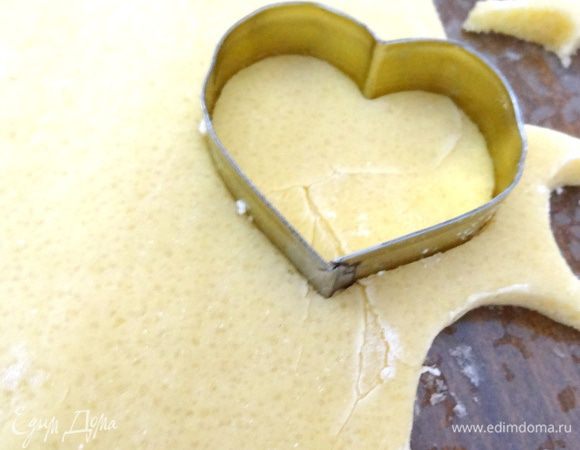 Раскатываем тесто толщиной 1 см, вырезаем формочкой сердечки.