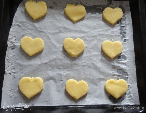 Выложить заготовки на противень, застеленный бумагой для выпечки.