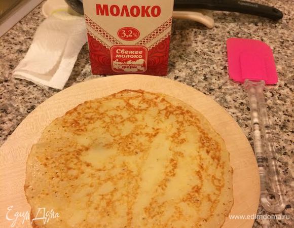 Сковороду нагреть, смазать раститетьным маслом и начать выпекать блины.
