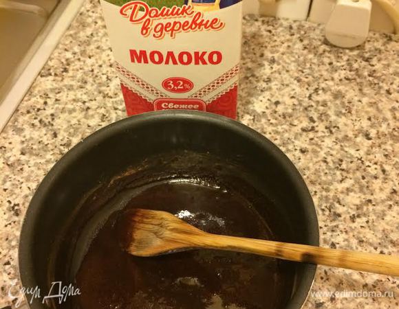 Глазурь: смешать какао и сахар, затем добавить масло и молоко «Домик в деревне» и приготовить глазурь.