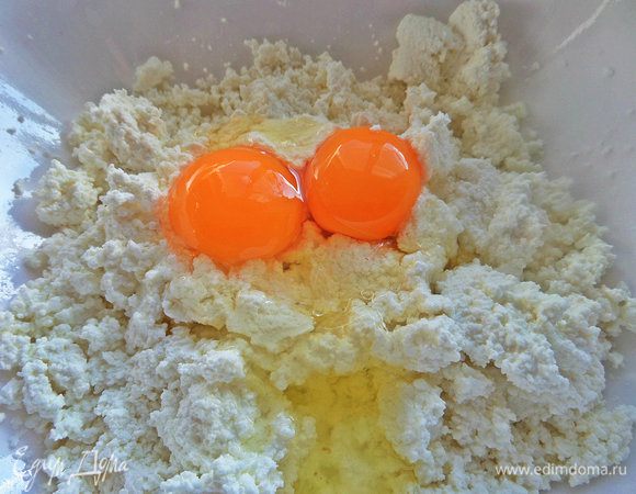 Вбить 2 яйца (на 2 рецепта), на один хватит одного.