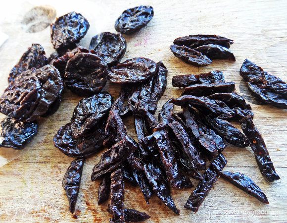 Чернослив промыть, просушить.