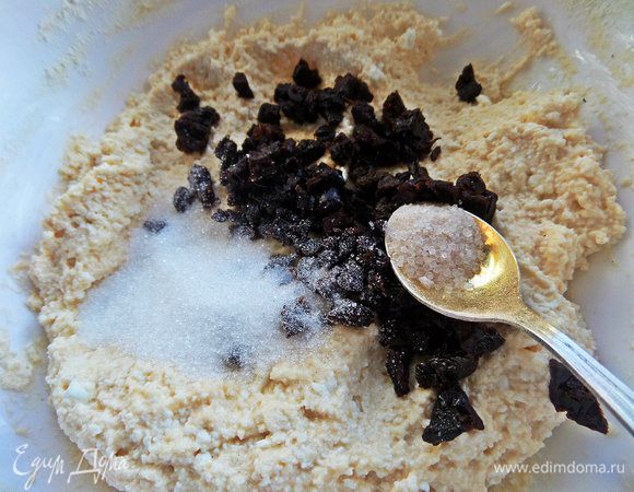 Пересыпать в тесто, добавить сахар и ваниль. 