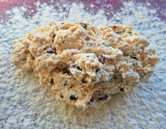 Поверхность присыпать мукой и выложить творожную массу.