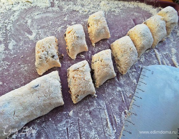 Скатать колбаску и разделить шпателем. Я всегда делю наискосок.