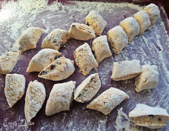 Слегка обвалять боковые части в муке. Получается 21 вареничек на 2 укуса.