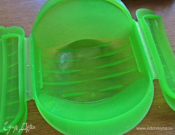 Итак, вот эта штука. Я налила пару ложек воды на дно на всякий случай.