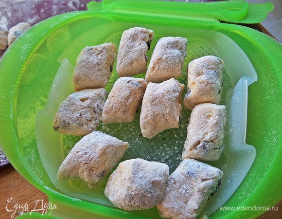 Укладываем на поддон вареники, вошла половина.