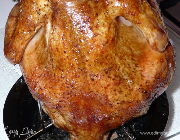 В разогретую духовку поставить курицу и после в процессе готовки обливать тушку пивом, пиво сливается в поддон и при готовке происходит испарение жидкости. На этом пару готовится курица. И так до полной готовности, когда курочка приобретет золотистую хрустящую корочку.
Приятного аппетита! 