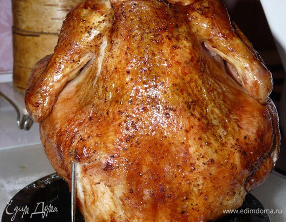 Тушку курицы тщательно промыть, отделить от жирной свисающий кожицы (это лишний холестерин). Посолить и поперчить по вкусу. После взять форму для этого блюда — это такой поддон с 3-мя насадками и посадить тушку, так чтобы форма была в центре поддона. 
А если нет специальной формы, можно использовать сковороду, а по центру подобрать бутылку из-под пива и на нее насадить тушку.