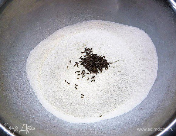 Для блинов в чашку просеиваем муку, добавляем щепотку соли и тмин.