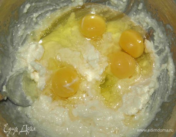 Соединить растительное, размягченное сливочное масло и смешать с сахаром. Добавить яйца, соль и взбить.