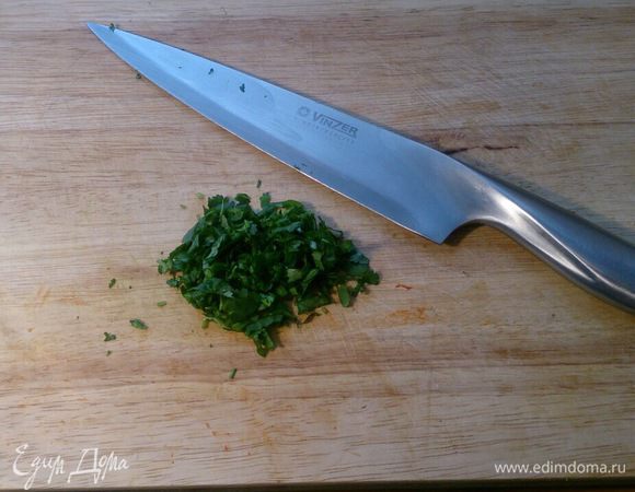 Рубим кинзу.