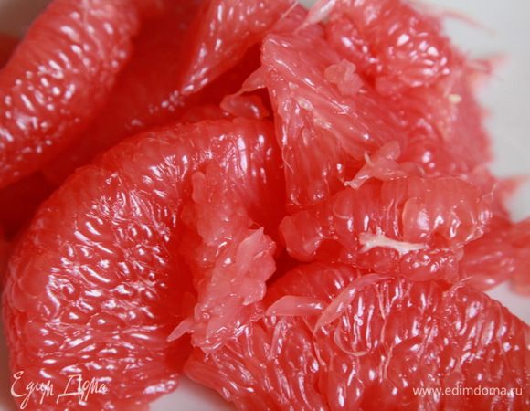 Грейпфрут очистить от пленок и перегородок.