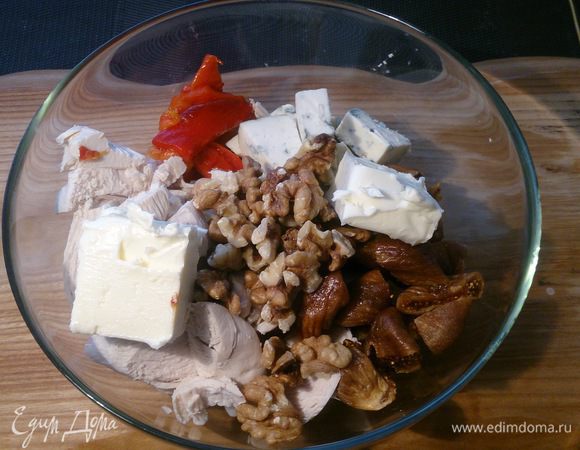 Соединяем все ингредиенты вместе и добавляем размягченное сливочное масло и грецкие орехи.