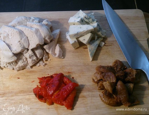 Нарезаем произвольно куриную грудку, голубой сыр, инжир, и печеный перец.