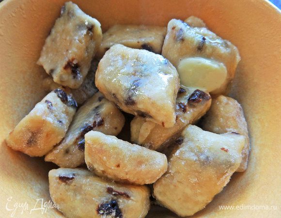 Готовила в 2 партии. Переложила горячие в миску и полила растопленным сливочным маслом, накрыла.