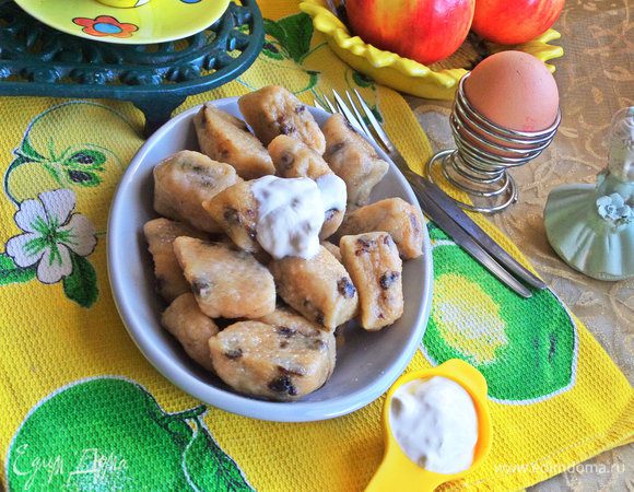 Предложить к вареничкам сметану.