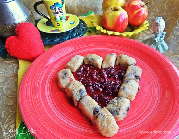 А можно подать с малиновым вареньем в виде сердца, с любовью. :)