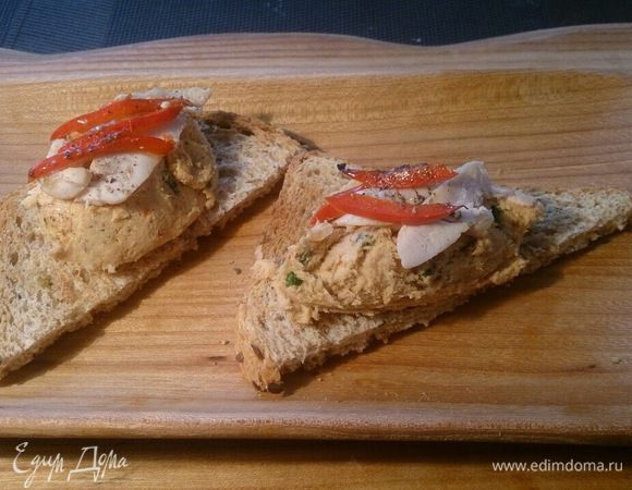 Теперь жарим тосты и намазываем вкусный паштет на хлеб под бокал вина. Сверху можно украсить соломкой из перца и куриного мяса. Приятного аппетита!