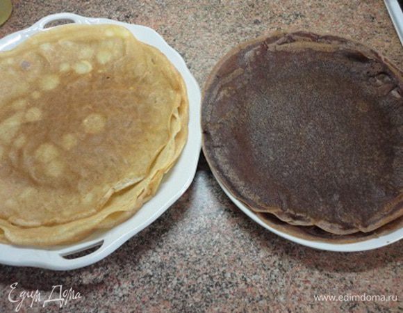 Испечь 6 белых блинов. Затем в оставшееся тесто добавить порошок какао и испечь еще 6 темных блинов.