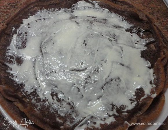 Шоколад растопить на водяной бане. Белым смазать темные блины,