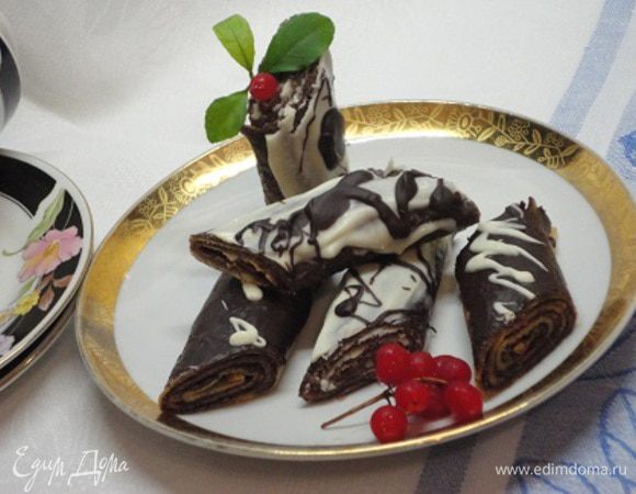Оставшимся шоколадом полить рулетики сверху и нарезать порционными кусочками.