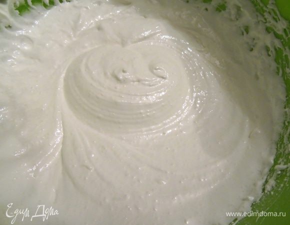 Отделить белки и  взбить их с щепоткой соли на низкой скорости до мягких пиков. Дробно добавлять сахар, продолжая взбивать на большой скорости. Добиваться полного растворения сахара необязательно.