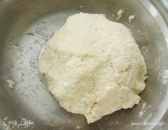 Сливочное масло из холодильника нарезать кубиками, смешать с мучной смесью. Порубить ножом или растереть руками. Можно воспользоваться кухонным комбайном. Добавить сливки постепенно, чтобы тесто собралось в шар.
Убрать тесто на 30 минут в холодильник.