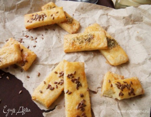 Выпекать в разогретой до 180°С духовке до золотистого цвета, около 15 минут.
Хороши такие хрустики к вину или пиву. Но с кофе тоже неплохо!