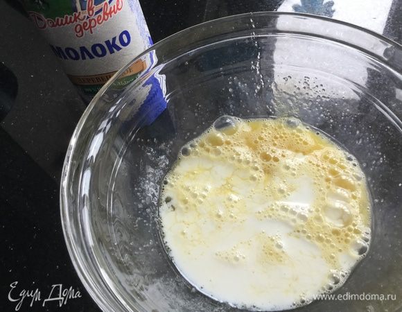 Добавьте 200 мл молока и хорошо перемешайте.