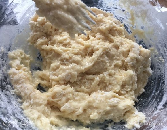 Добавьте муку и перемешайте.