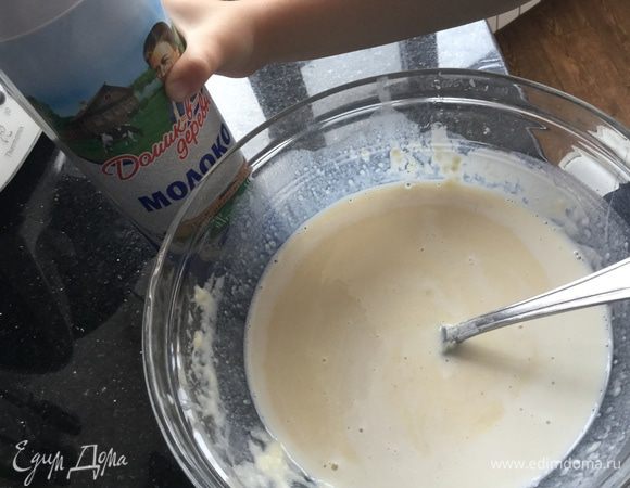Постепенно добавьте оставшееся молоко, каждый раз хорошо взбивая тесто.