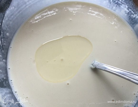 Влейте растительное масло в тесто.