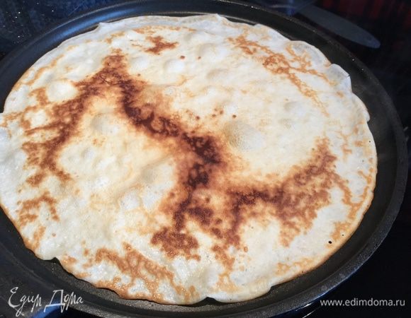 Разогрейте сковороду для блинов и выпекайте тонкие блинчики на среднем огне.