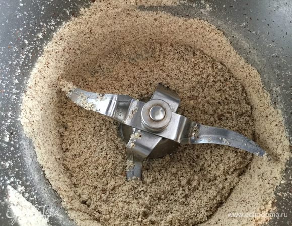 Для начинки орехи нужно смолоть в крошку.